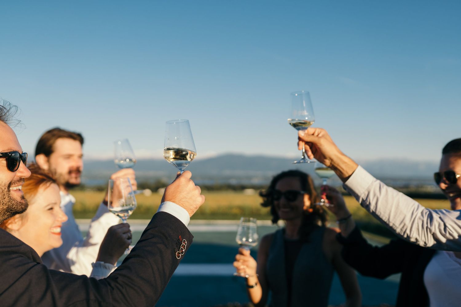 Un apéritif en extérieur face aux Alpes