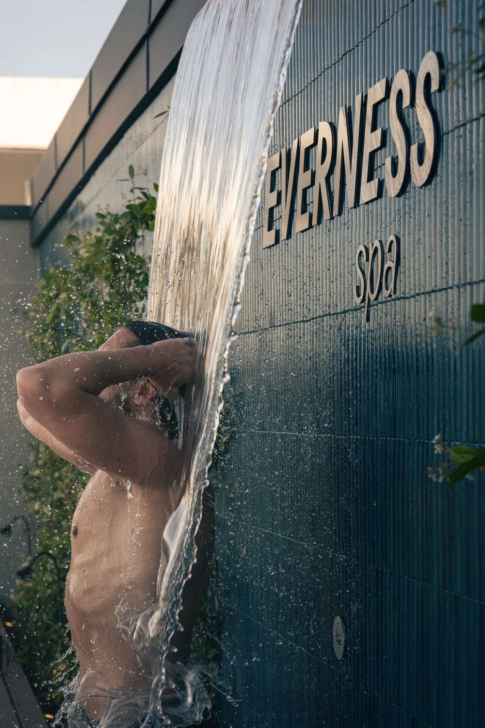 Douche en cascade contre le mur Everness Spa