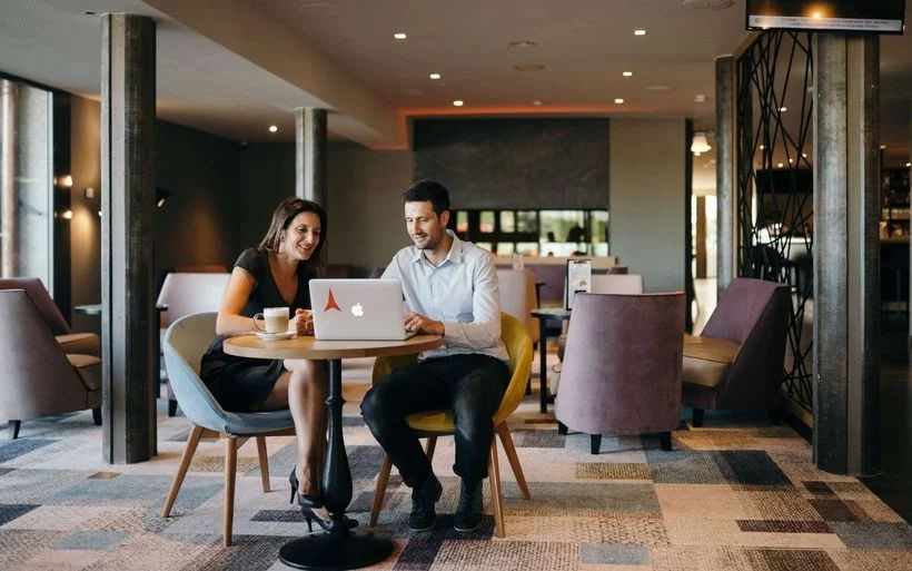 Le coworking aménagé dans l'ancien lobby