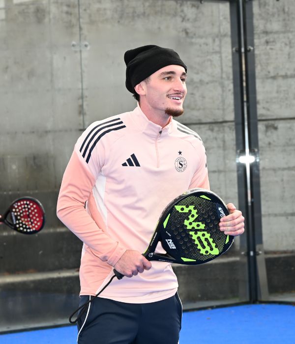 Un joueur de padel sur le court