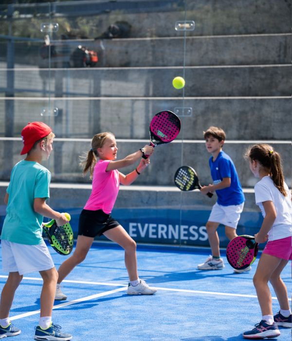 Des enfants jouent au padel sur le court d'Everness