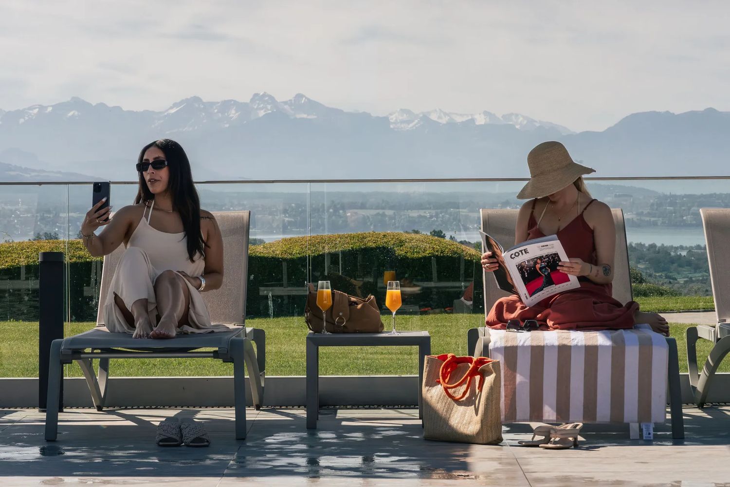La piscine et ses transats face aux Alpes