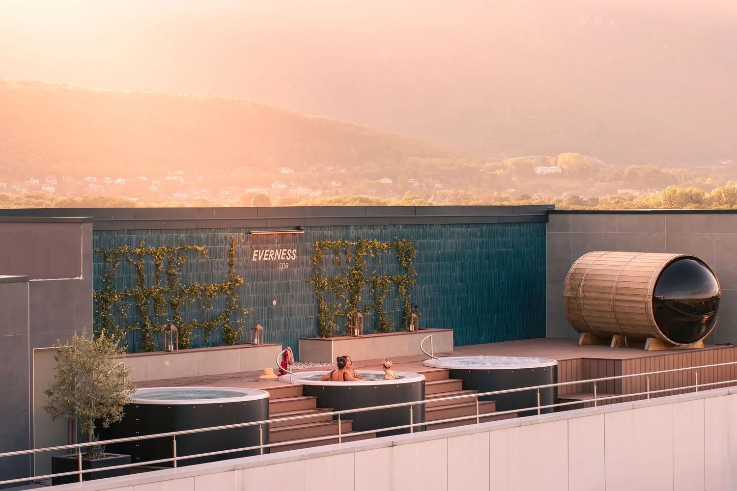 Les bains chauds du spa rooftop face aux montagnes