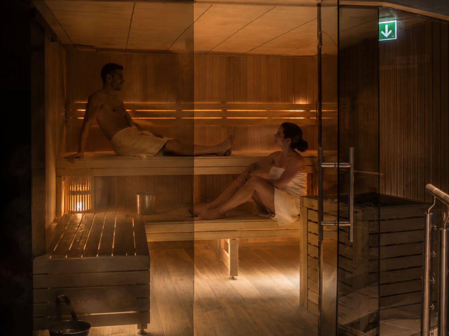 Un couple dans le sauna en bois