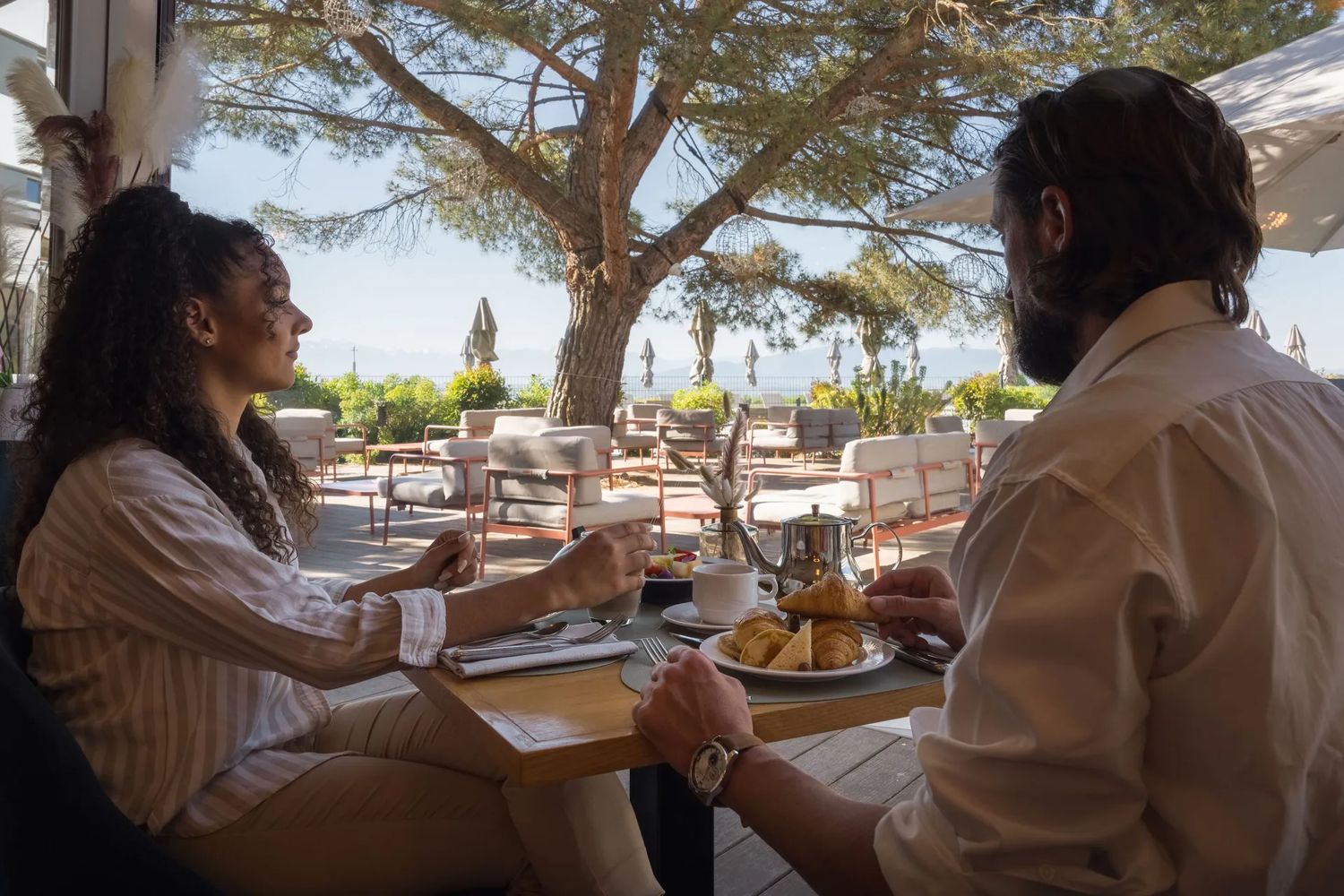 Petit-déjeuner en terrasse, face au lac et aux Alpes